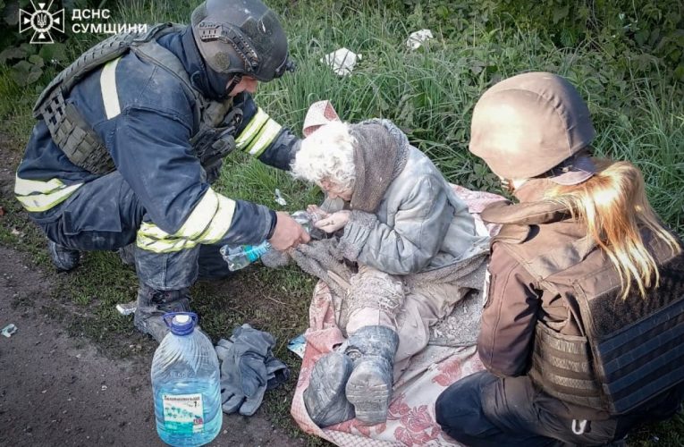 На Сумщині рятувальники витягли жінку з-під завалів після обстрілу