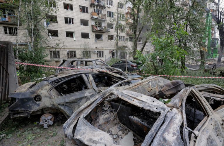 Ракетний удар по Києву: з-під завалів зруйнованого будинку дістали тіла п`яти загиблих