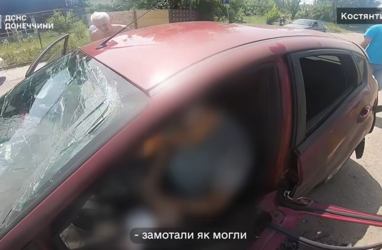 Російський дрон атакував цивільний автомобіль у Костянтинівці: рятувальники дістали пораненого чоловіка