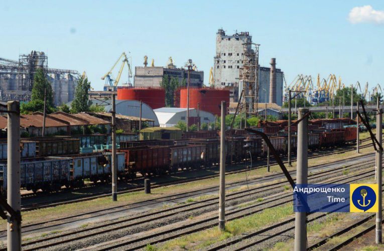 Росія спішно готує порт Маріуполя до прийому військових вантажів через удари по залізниці