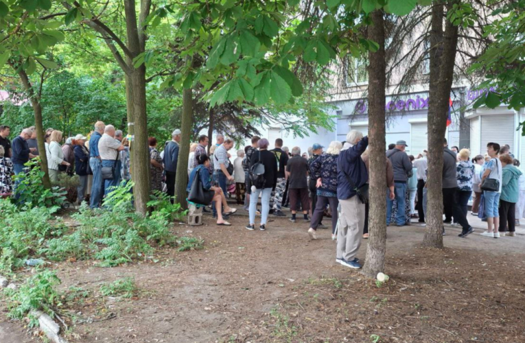 У Макіївці не справляються з натовпом до центру мобільного зв’язку